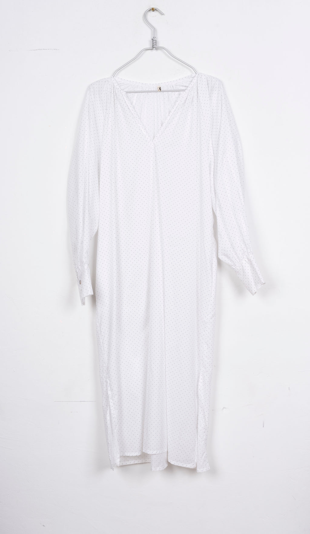 VESTIDO BLANCO CON TOPITOS NEGROS