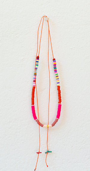 Collar en rosas y millones de colores . <3 .