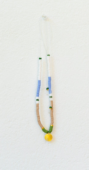Collar en blancos y azules con colgante medallita. <3 .