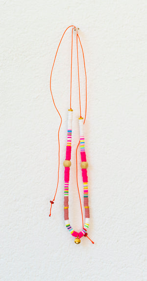 Collar en rosas con bolita dorada . <3 .
