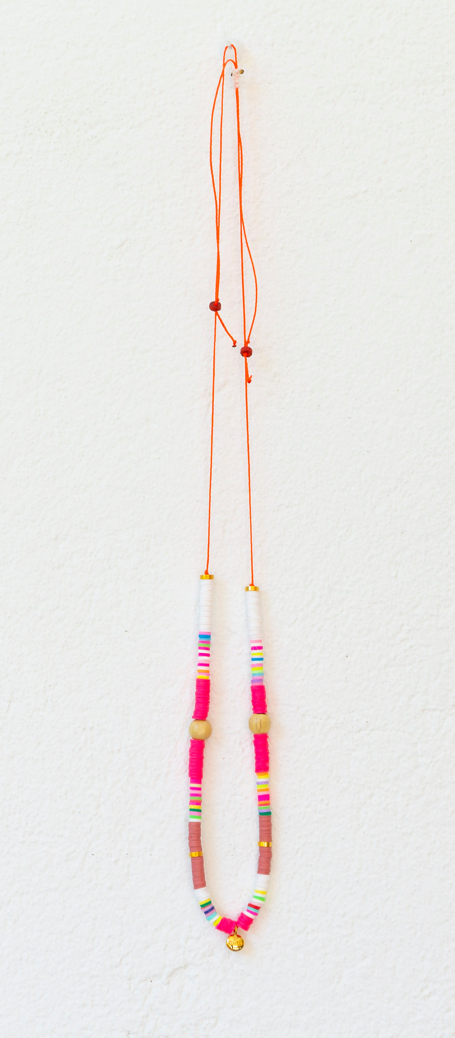 Collar en rosas con bolita dorada . <3 .