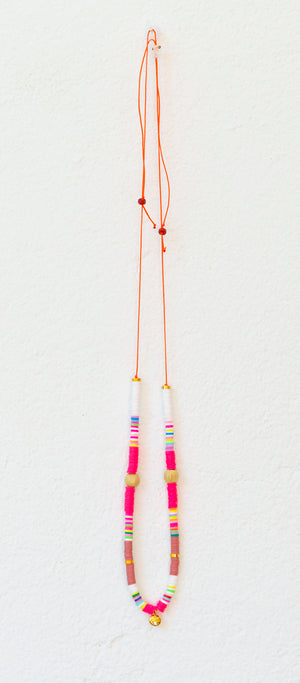 Collar en rosas con bolita dorada . <3 .