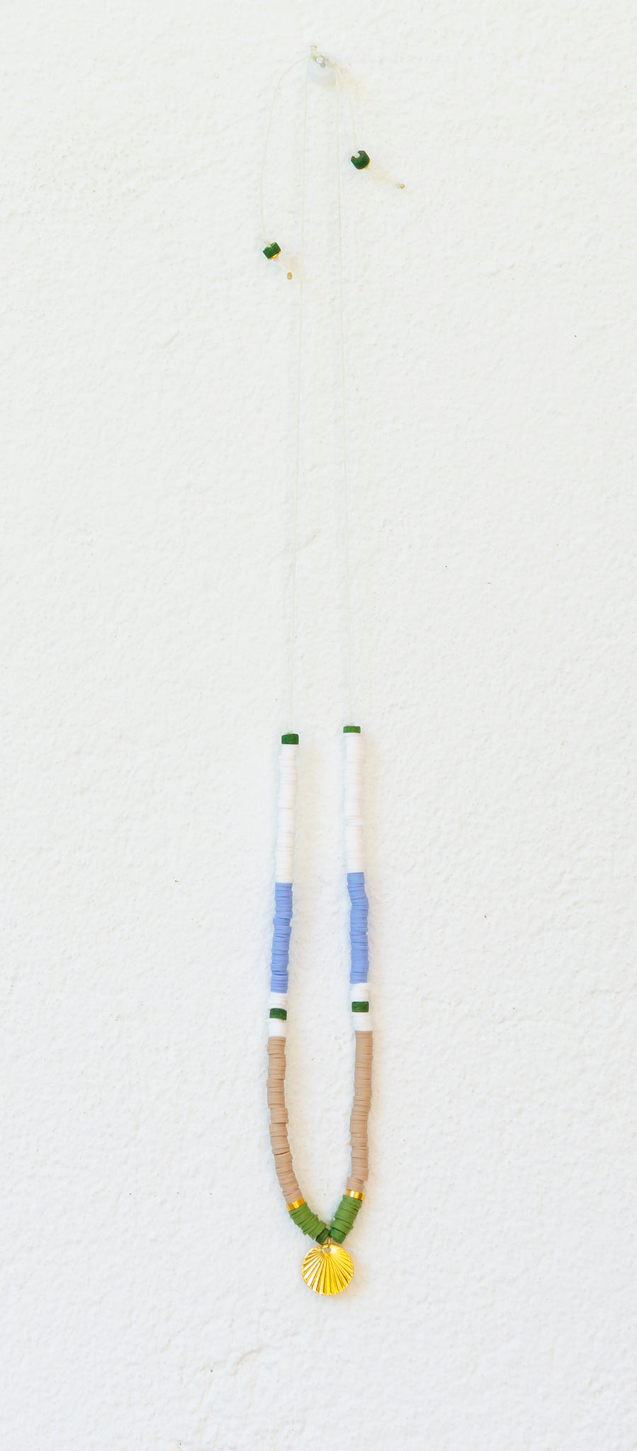 Collar en blancos y azules con colgante medallita. <3 .