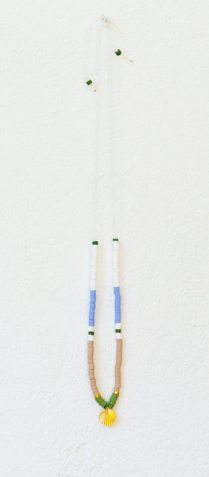 Collar en blancos y azules con colgante medallita. <3 .