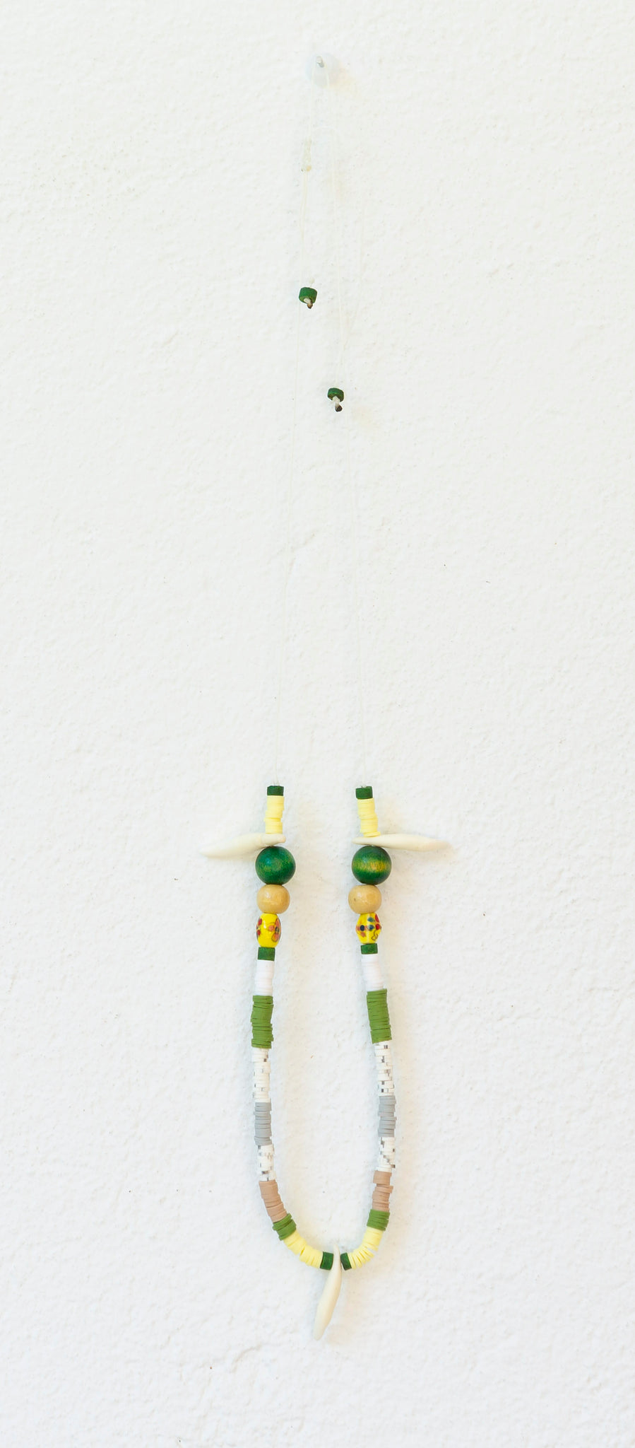 Collar en verdes y amarillos con bolitas de madera. <3 .