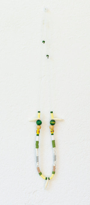 Collar en verdes y amarillos con bolitas de madera. <3 .