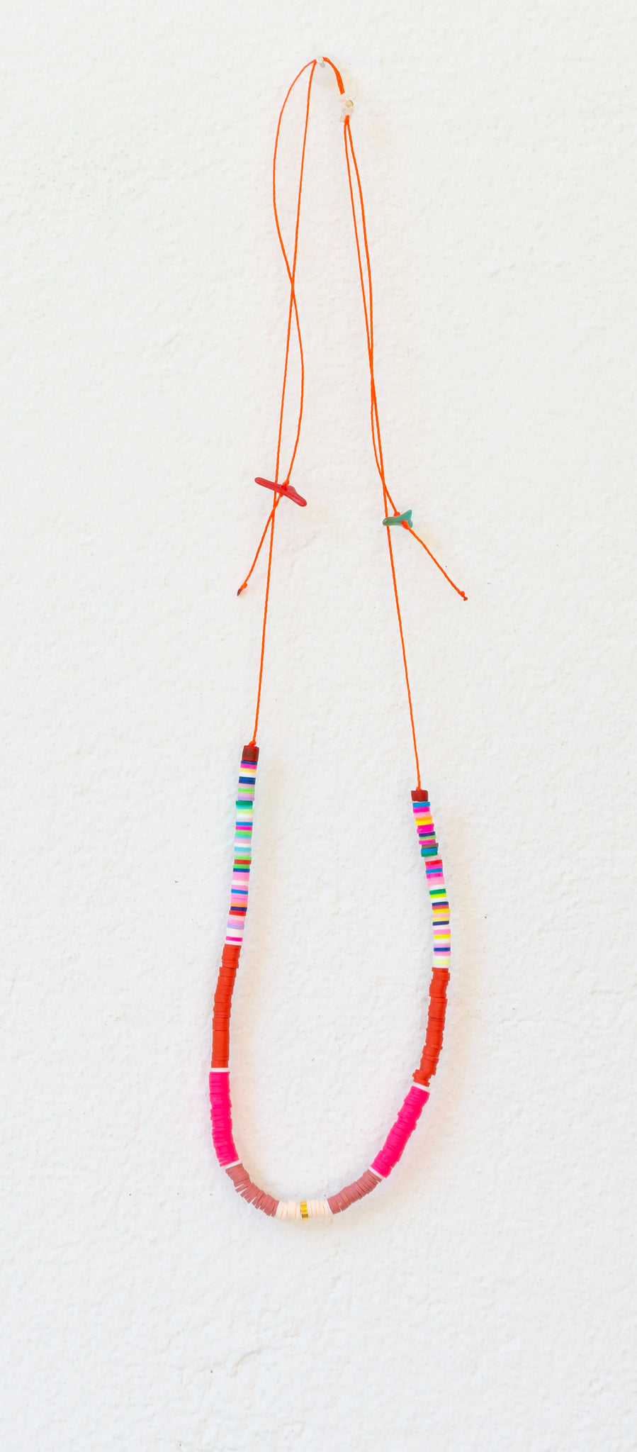 Collar en rosas y millones de colores . <3 .