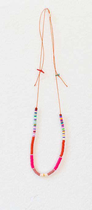 Collar en rosas y millones de colores . <3 .