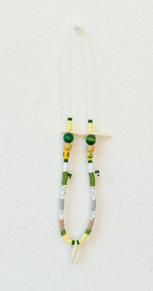Collar en verdes y amarillos con bolitas de madera. <3 .