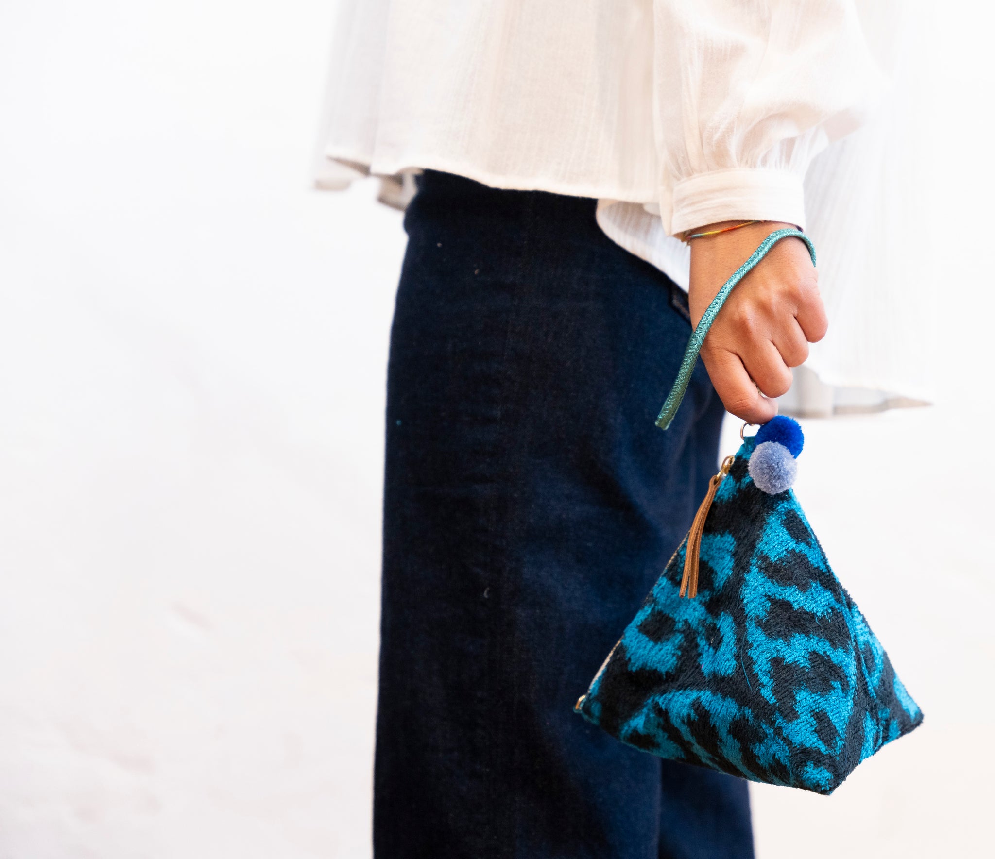 SILKWORM COCOON S BLACK AND BLUE