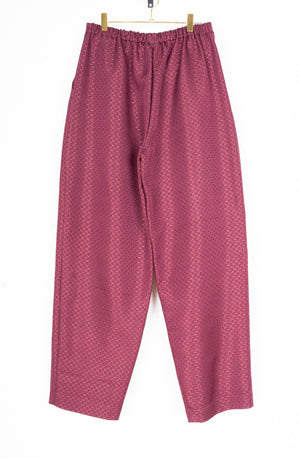 PANTALÓN CON BOLSILLOS Y PINZAS BURDEOS Y BRILLI