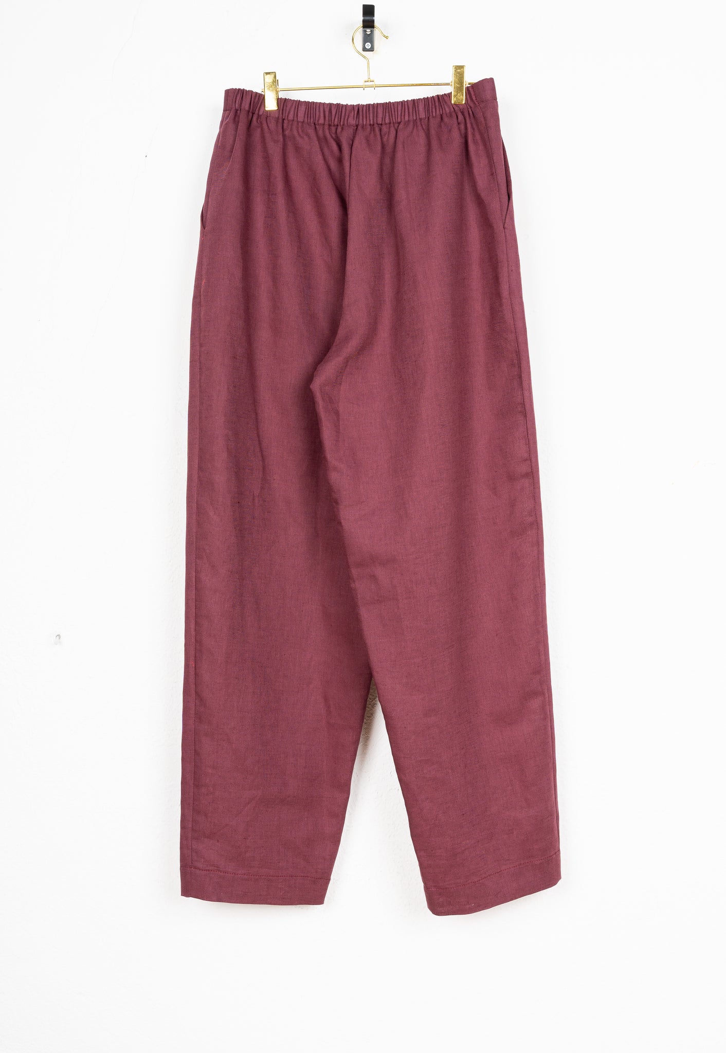 PANTALÓN CON BOLSILLOS Y PINZAS BURDEOS
