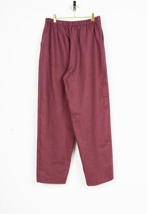 PANTALÓN CON BOLSILLOS Y PINZAS BURDEOS