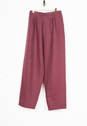 PANTALÓN CON BOLSILLOS Y PINZAS BURDEOS