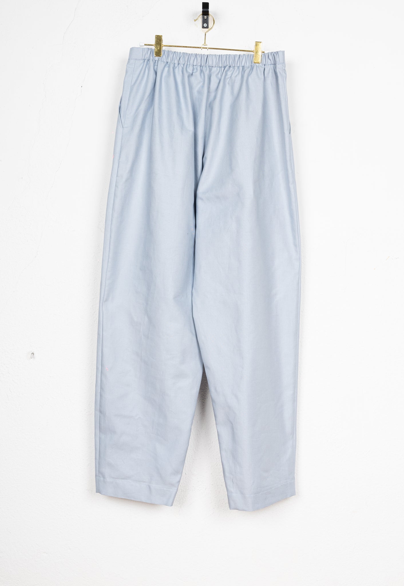 PANTALÓN CON BOLSILLOS Y PINZAS AZULITO