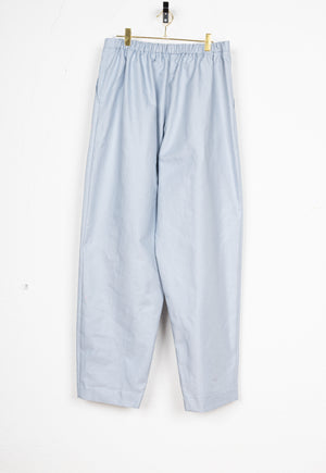 PANTALÓN CON BOLSILLOS Y PINZAS AZULITO