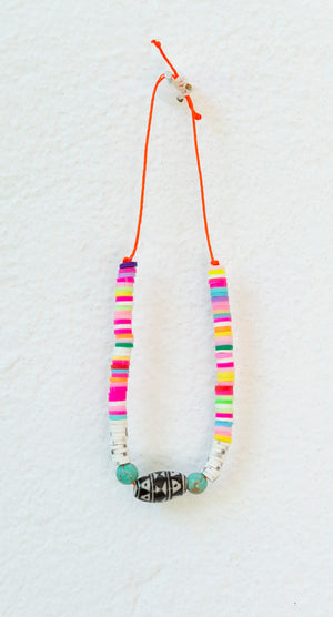 Pulsera en rosas con bolita de porcelana . <3 .