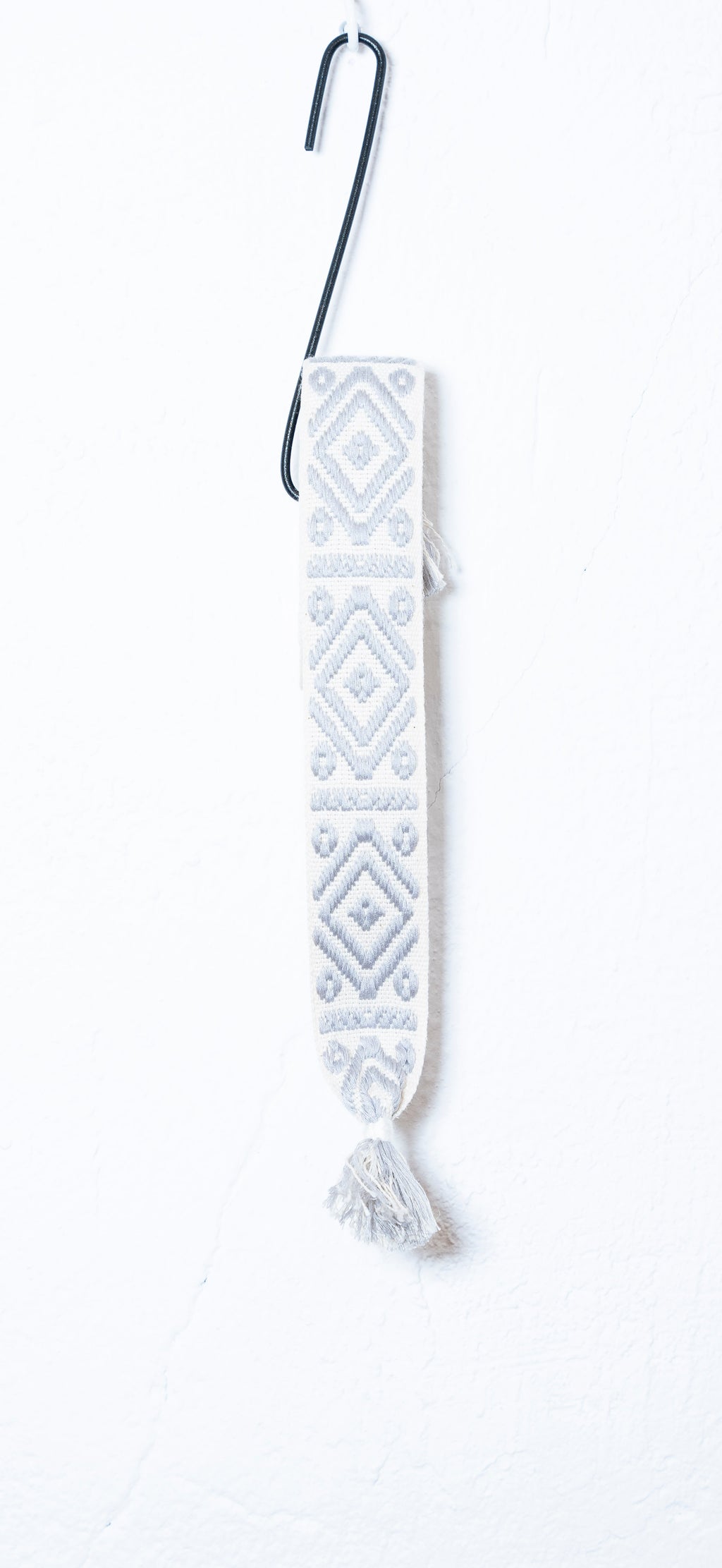 CINTURÓN BORDADO GRIS Y BLANCO