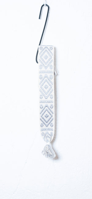 CINTURÓN BORDADO GRIS Y BLANCO